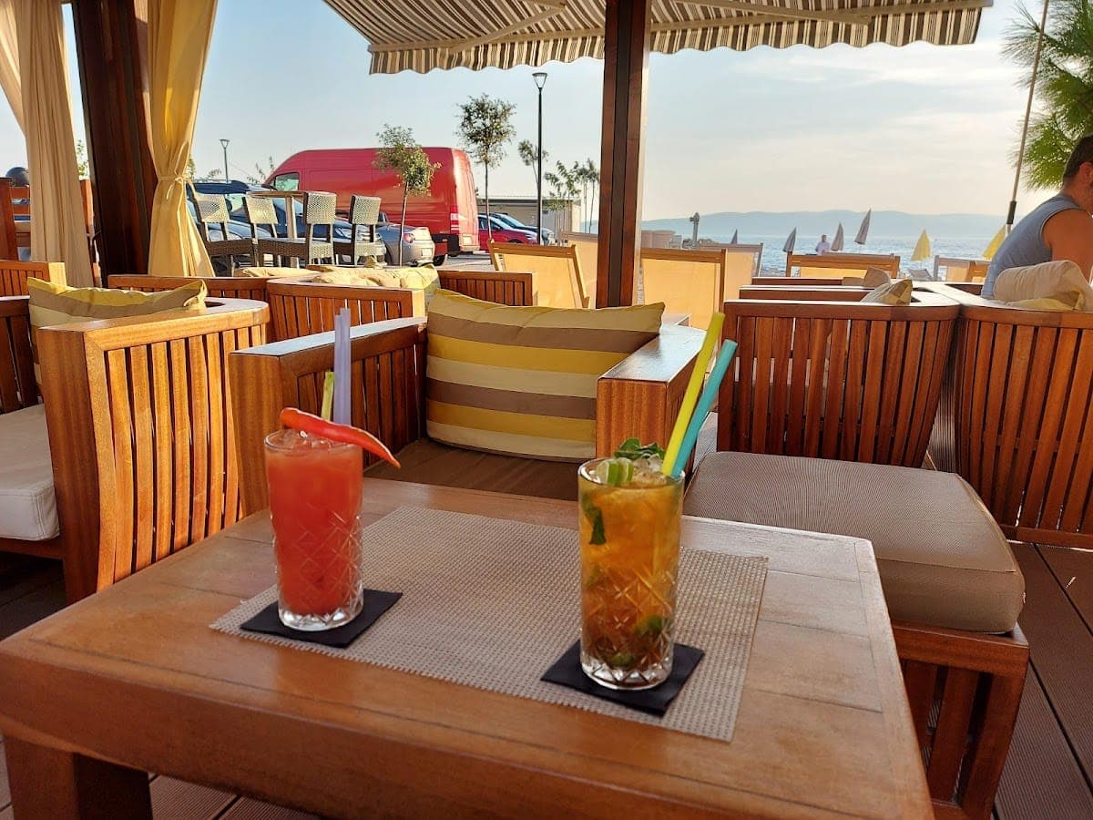 Bahari Lounge & Beach Bar — Baška Vodan rento sunset-terassi
